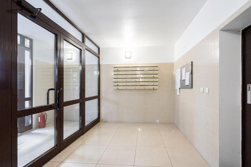 Vivando - Scandic Ap E - Parking Bukares Bagian luar foto