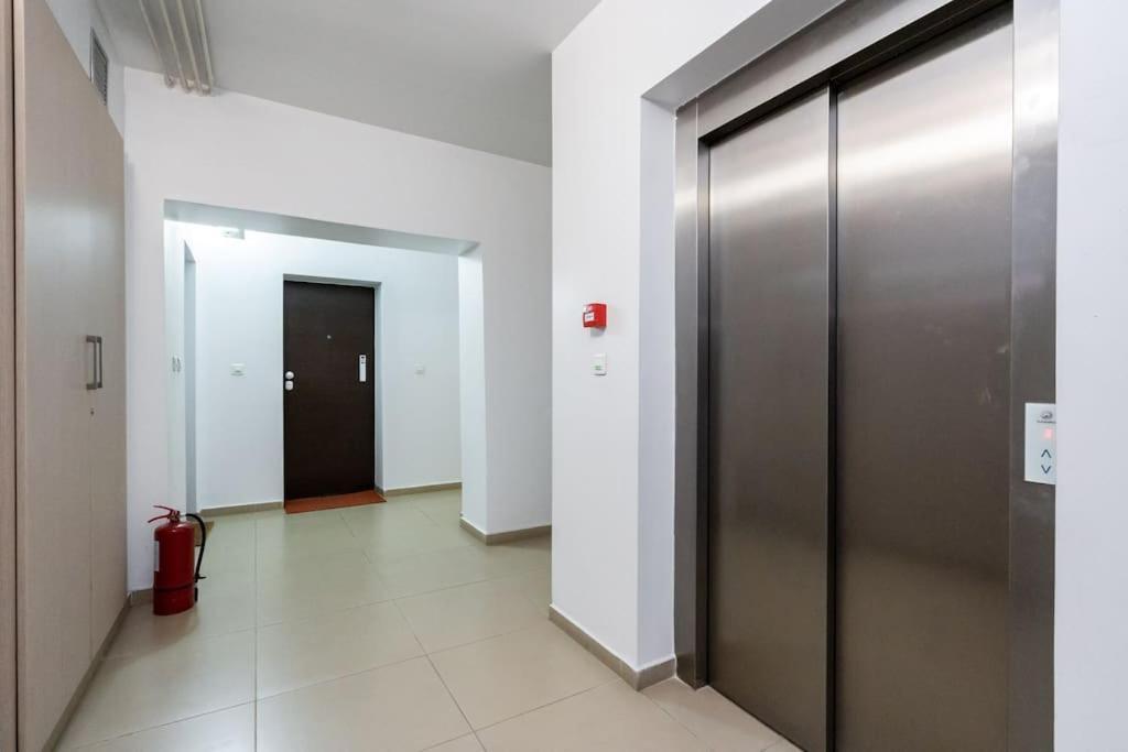 Vivando - Scandic Ap E - Parking Bukares Bagian luar foto